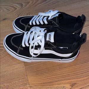 Vans Classic Black and White  NEW 5.5 woman. /youth 4 men